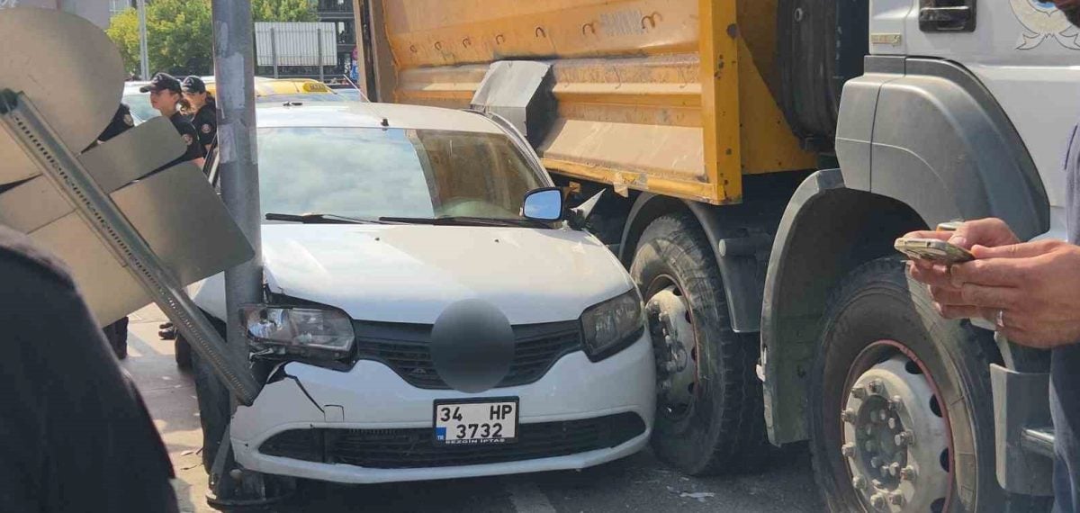 Kamyonun çarptığı otomobil PTS direği ile sıkıştı, sürücü yaralandı