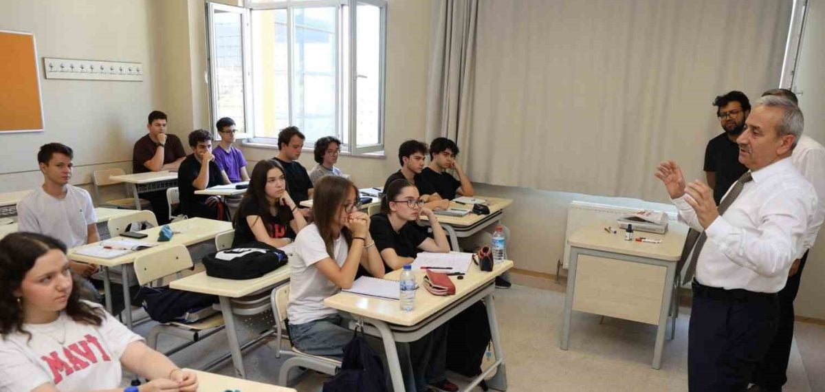 Karabük Milli Eğitim Müdürü Nevzat Akbaş, DYK kurslarını yerinde inceledi