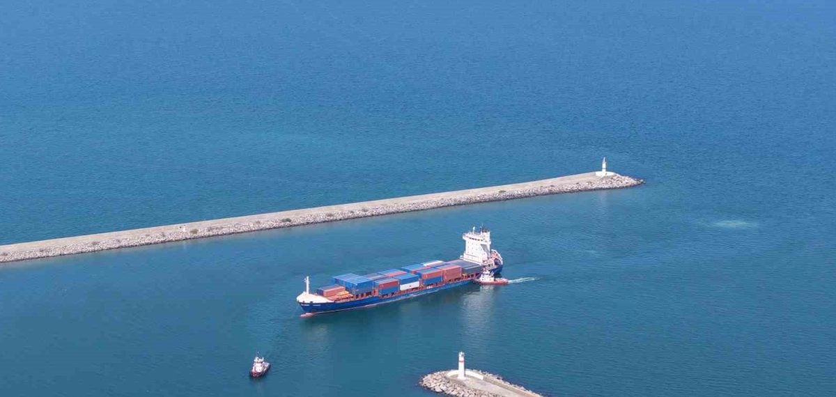 Karadeniz’de dronla saldırıya uğrayan Türk konteyner gemisi Samsun’a getirildi