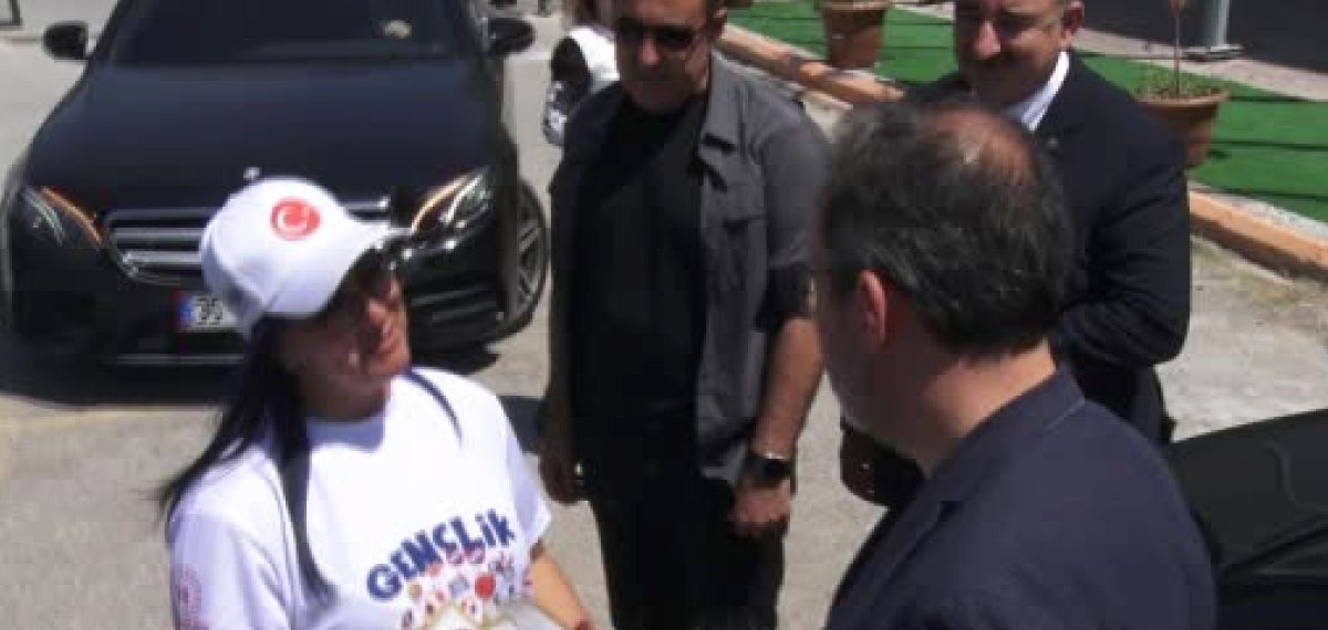 Kasapoğlu Gaziemir’de portatif havuzu inceledi ve yatırımları anlattı