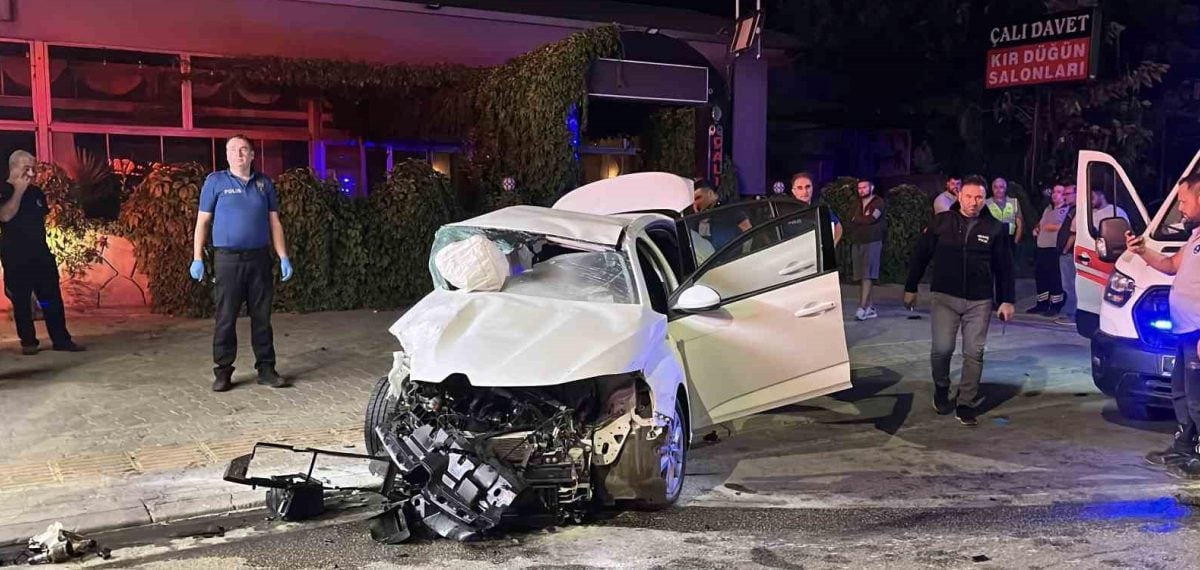 Kavşaktan çıkan otomobile hızla çarpan jip: 2 güvenlik görevlisi hayatını kaybetti