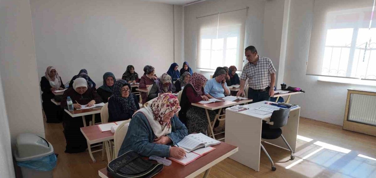KAYMEK’te Yetişkin 1. Kademe Okuma Yazma Kursu başladı, kursiyerler öğrenmenin sevincini yaşıyor