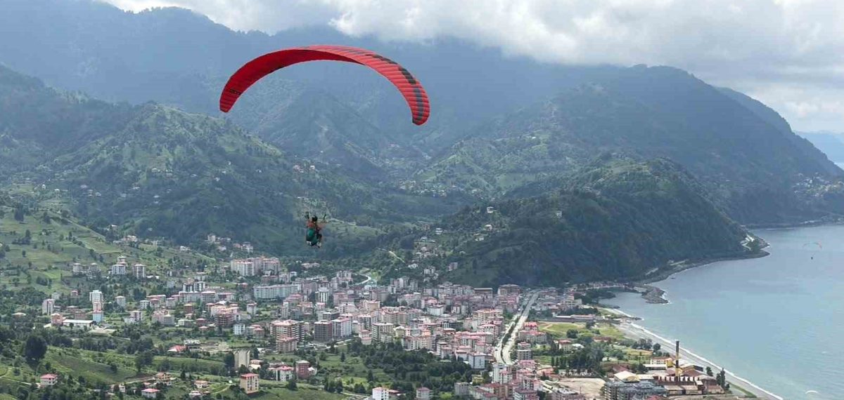 Kemalpaşa’da Yamaç Paraşütü Türkiye Şampiyonası başladı, Kaymakam Nas uçuşa katıldı