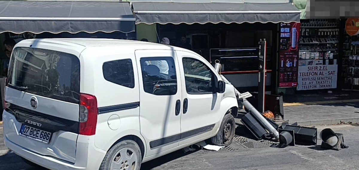 Kırmızı ışık ihlali kazada hafif ticari araç kaldırımdaki ışıklara çarptı, yaralanma yok