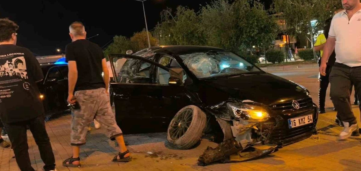 Kontrolden çıkan otomobil kaldırıma çıkarak iki araca çarptı, sürücü yaralandı