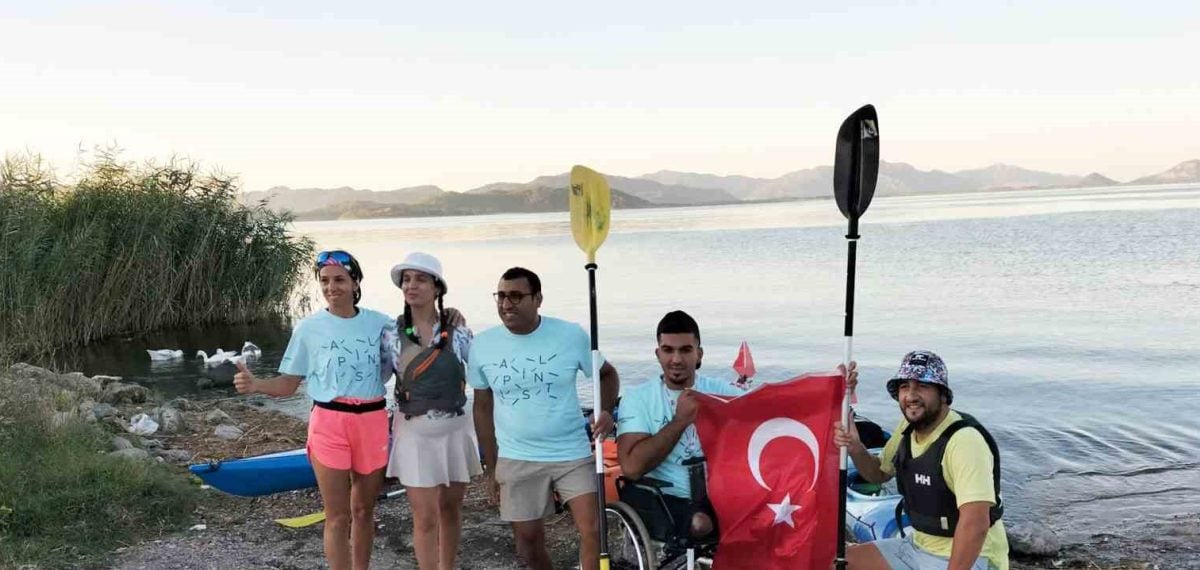 Köyceğiz Gölü’nde ‘Mavi Vatan’ turu: Paşazade paralimpik sporcularla göle çelenk bıraktı