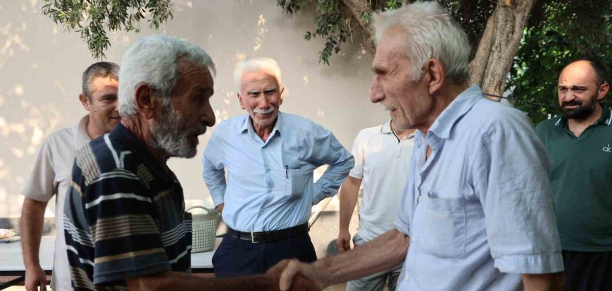 Kozan’da otomobilin çarptığı 83 yaşındaki adama sürücü ziyaretinde helalleşme yaşandı