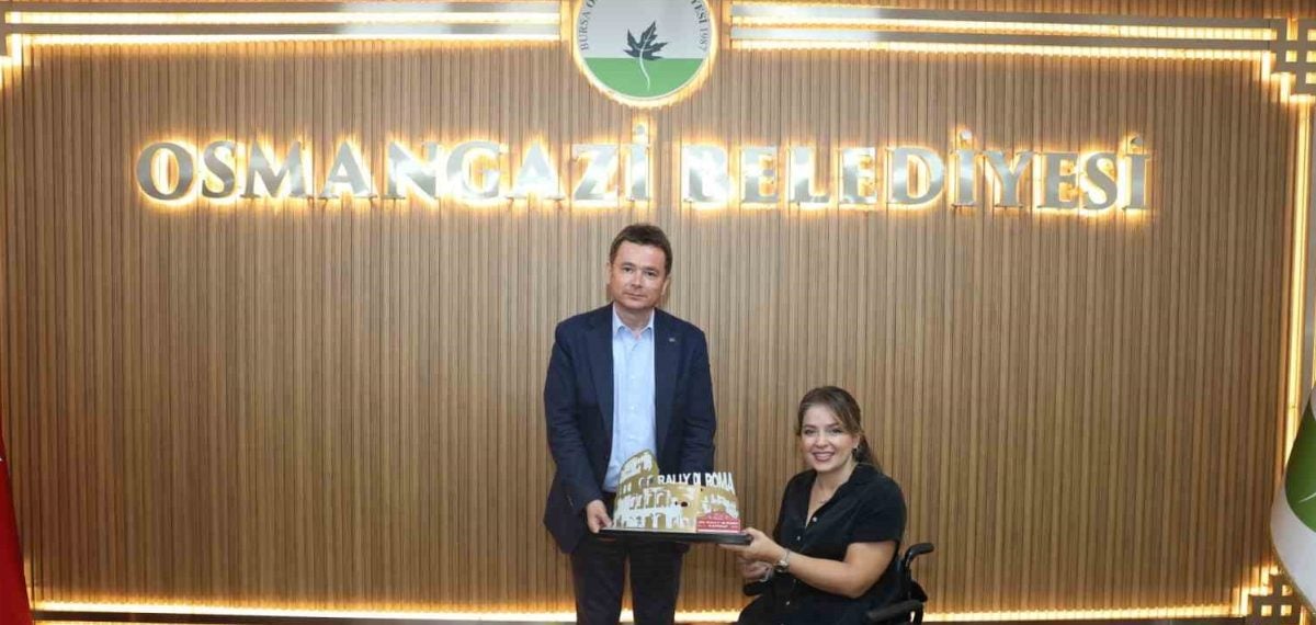 Kübra Denizci Keskin Roma zaferi kupasını Başkan Erkan Aydın’a sundu, Çekya sınavına hazırlanıyor