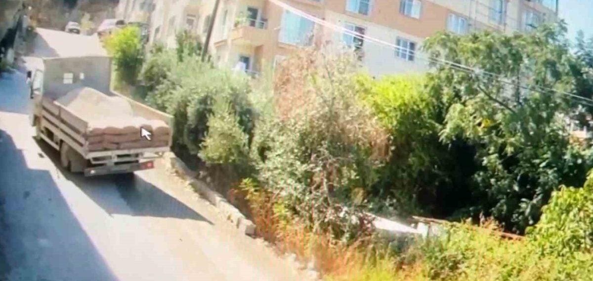 Kum yüklü kamyon yokuşu kayıp apartman bahçesine uçtu, bir kişi hayatını kaybetti