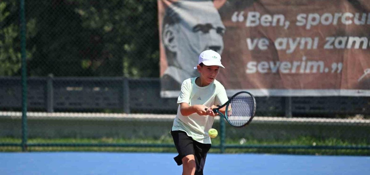 Kuşadası’nda 8-9-10 Yaş Tenis Turnuvası başladı, 191 sporcu mücadele ediyor