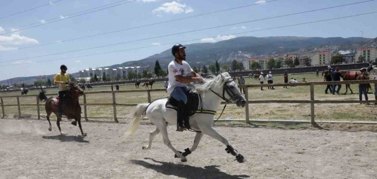 Kütahya’da 43 ilden 130’dan fazla rahvan atın yarıştığı çeyrek final koşuları tamamlandı