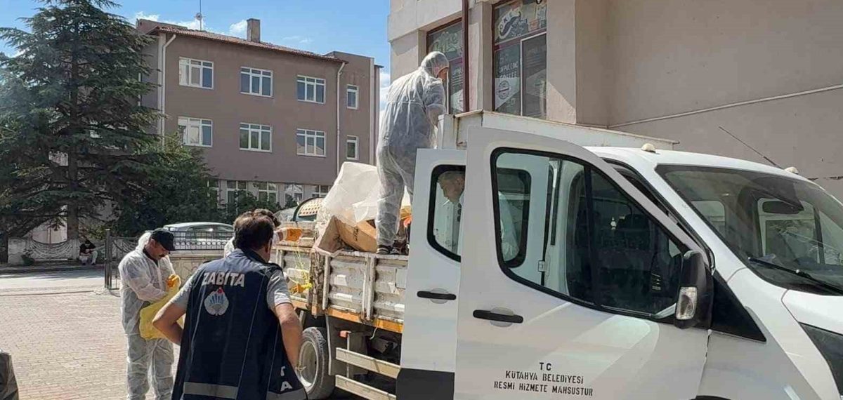 Kütahya’da iki dairede biriken çöpler hayatı etkiledi, temizlik başlatıldı