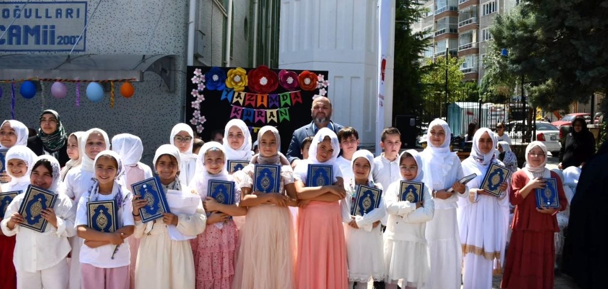 Kütahya’da “Ömrümde Kur’an Var” programında 37 öğrenciye Kur’an hediye edildi