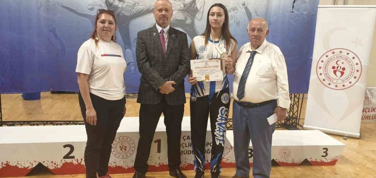 Kütahyalı Elif Kaya savatede altın madalya kazandı ve milli takıma seçildi
