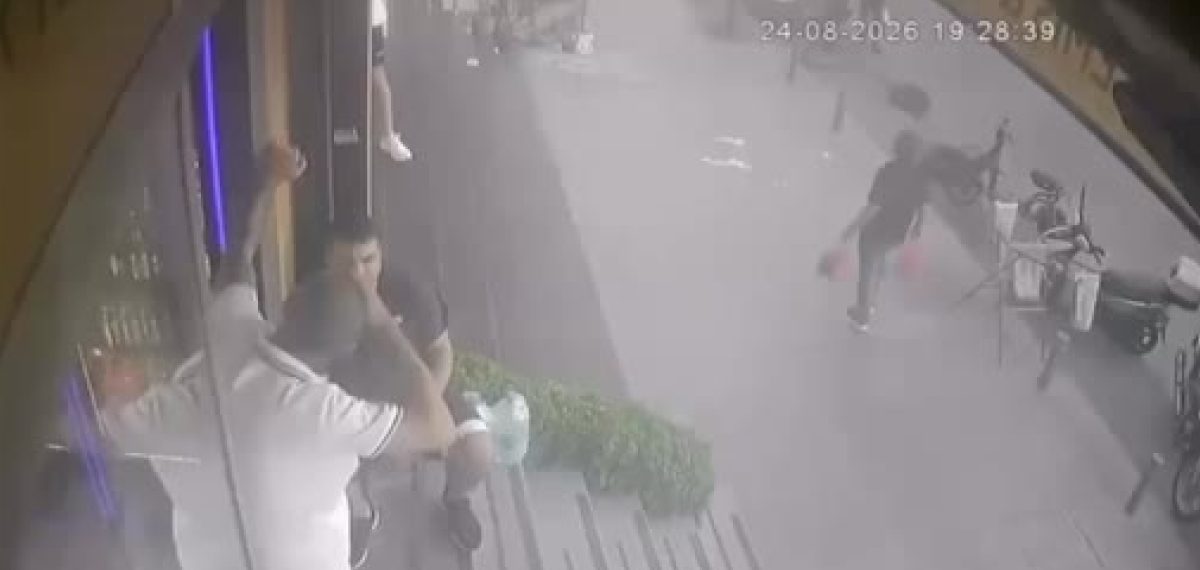 Mağazadan çocuk elbiselerini poşete doldururken kaçmaya çalıştı, esnaf yakaladı
