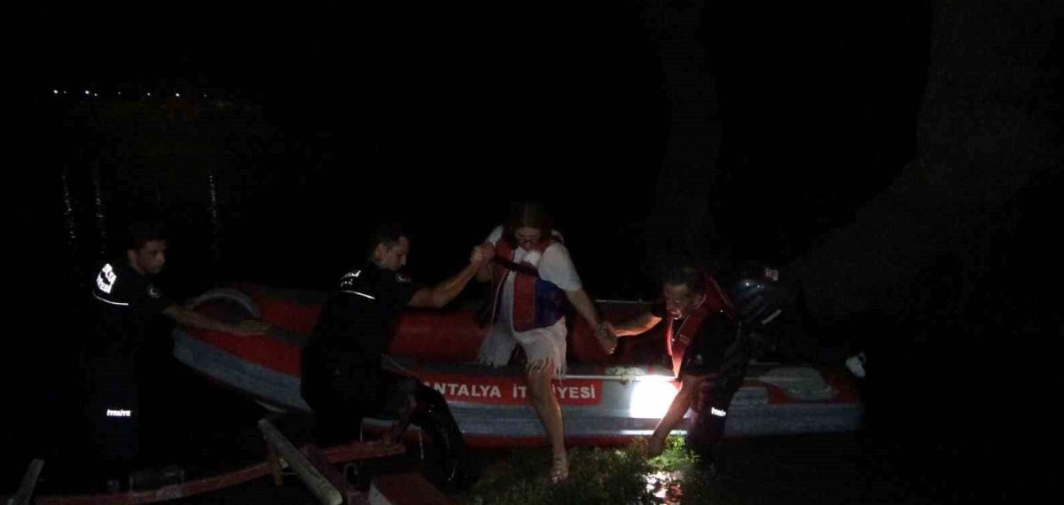 Manavgat Şelalesi’nde adacıkta mahsur kalan genç kız botla kurtarıldı