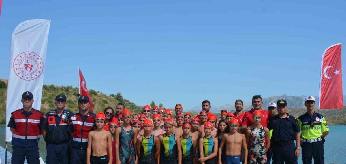 Manavgat’ta 31 sporcu Türk bayrağı için Manavgat Barajı’nda kulaç attı