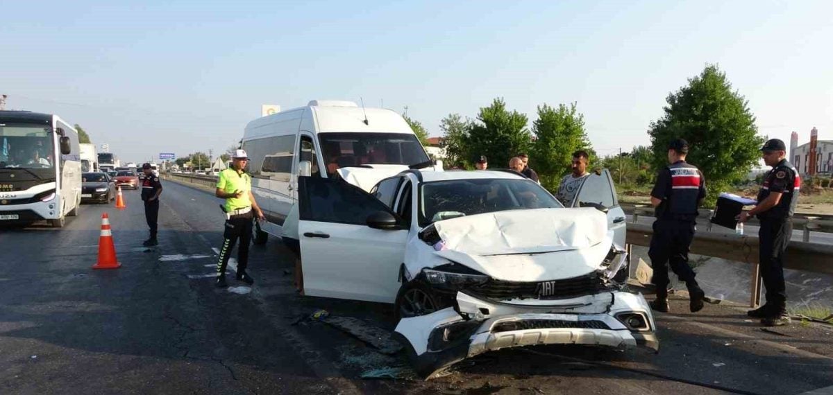 Manavgat’ta 6 aracın karıştığı zincirleme kaza: 17 yaralı, sürücünün uyuduğu iddia edildi