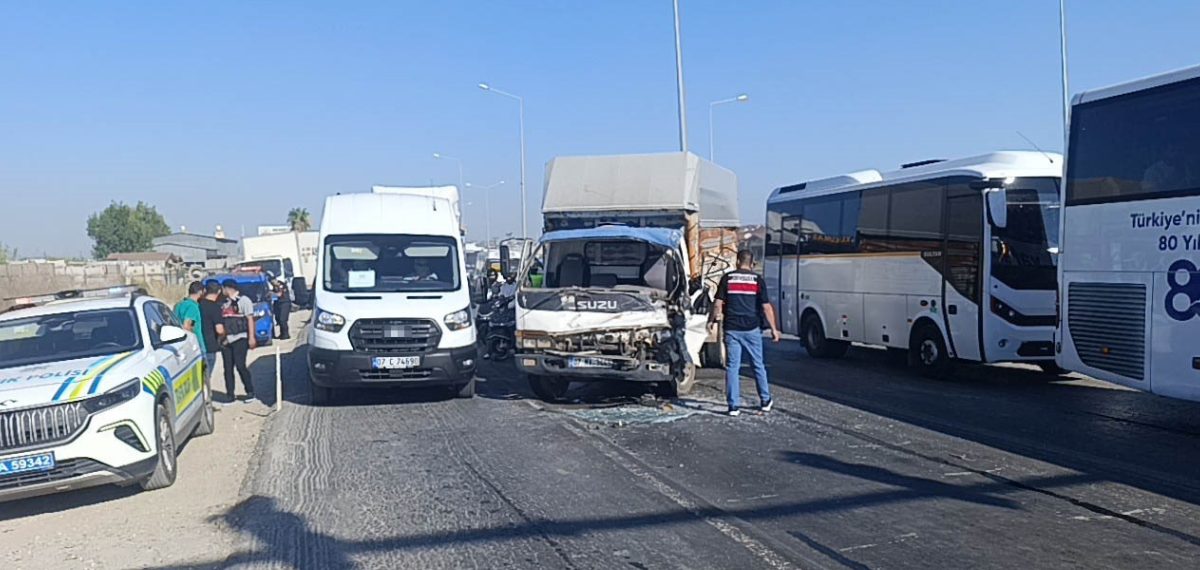 Manavgat’ta kamyon arkadan çarptı: Sürücü yaralandı, 5 kilometrelik kuyruk oluştu