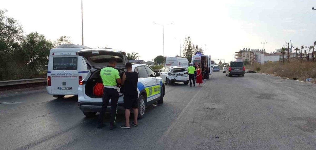 Manavgat’ta kamyonetin otomobile arkadan çarpması sonucu yolcu yaralandı