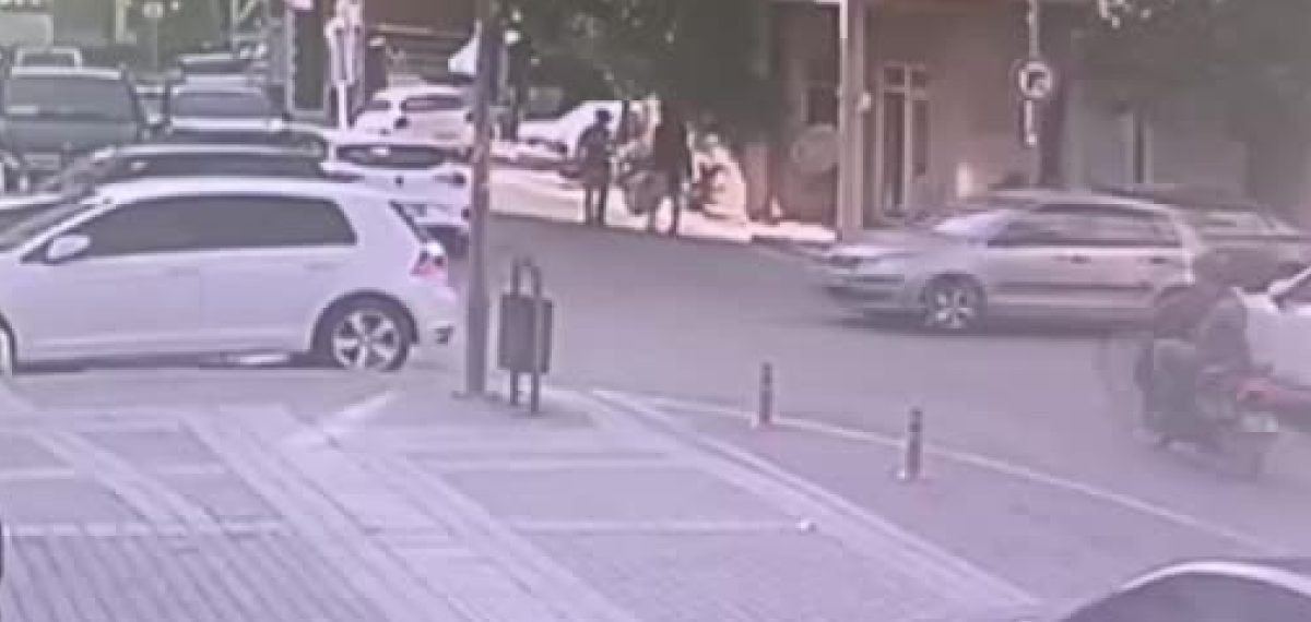 Manavgat’ta kavşakta devrilen motorlu bisiklet otomobile çarptı, sürücü hastaneye kaldırıldı