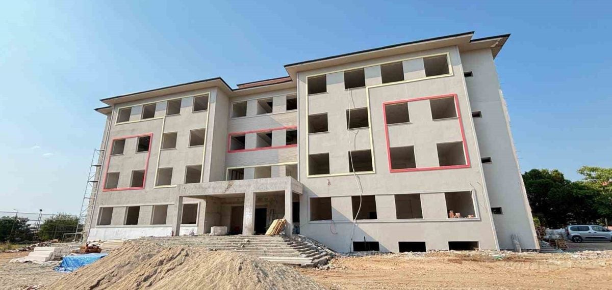 Manisa’da okul yatırımları hızla ilerliyor, güçlendirme ve yeni binalar yerinde incelendi