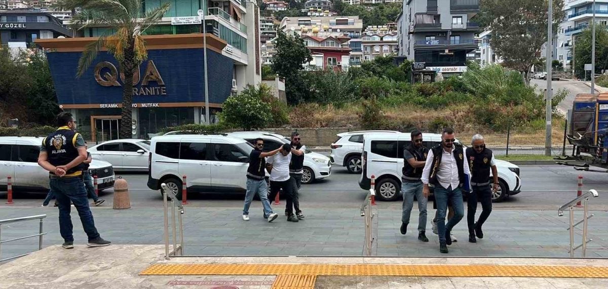 Maskeli silahlı soyguncunun aldığı 400 bin TL Alanya’da bulundu