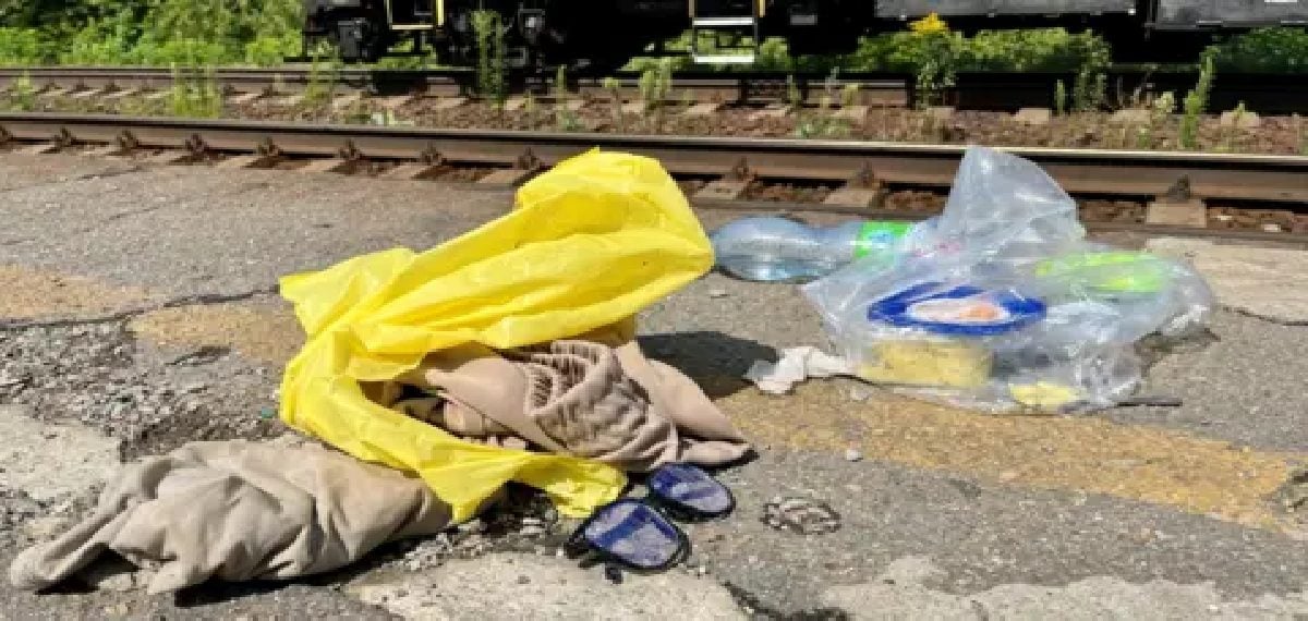 massive russian strike kills 21 near kyiv damages warehouses and rail station 0 bzBLZmDd