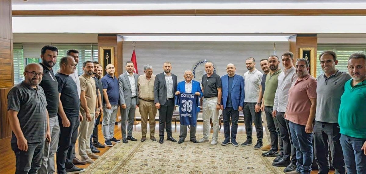Memduh Büyükkılıç, Erciyes 38 FK yeni yönetimini kabul etti