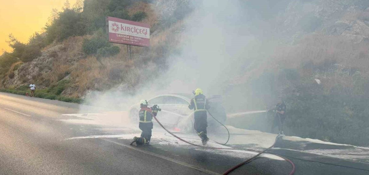 Mercedes AMG EQE 53 Söke yakınlarında seyir halindeyken yandı, itfaiye müdahale etti