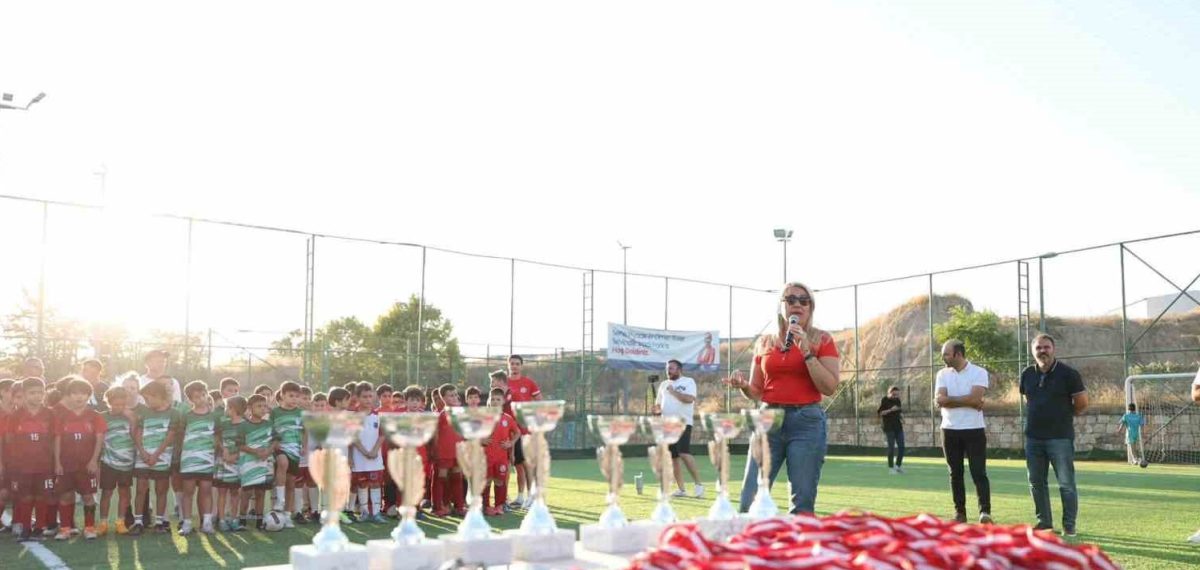 Merkezefendi’de 30 Ağustos turnuvalarında dereceye giren sporcular ödüllendirildi