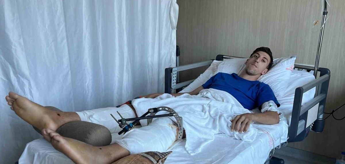 Mersin’de yol kenarında ekmek indirirken otomobilin altında kalan genç ağır yaralandı