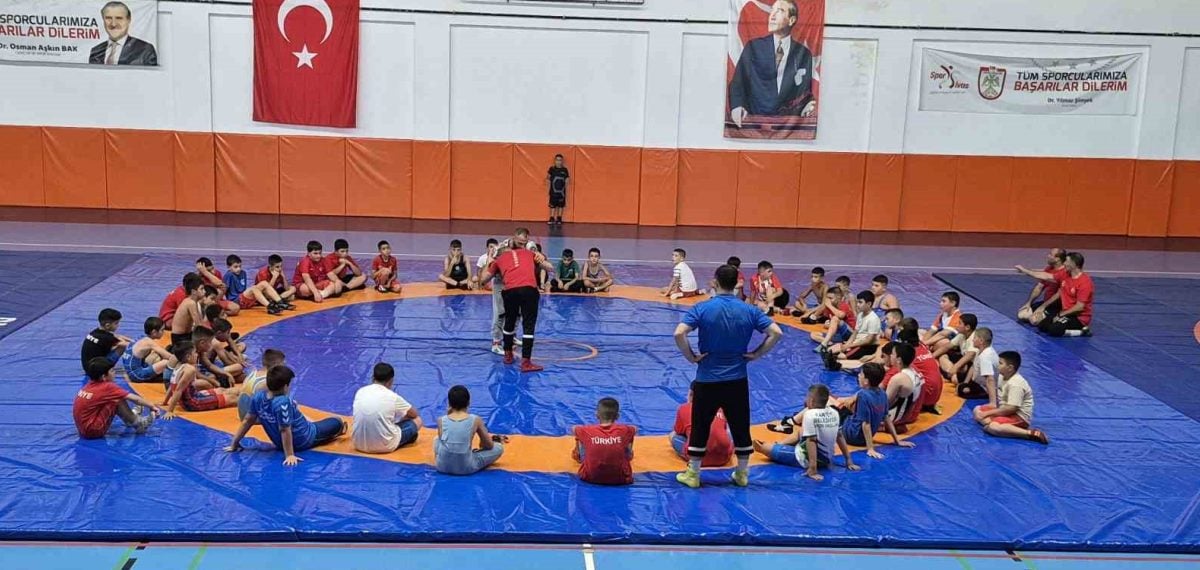 Minikler Güreş Gelişim Kampı Sivas’ta başladı, 56 sporcu katıldı