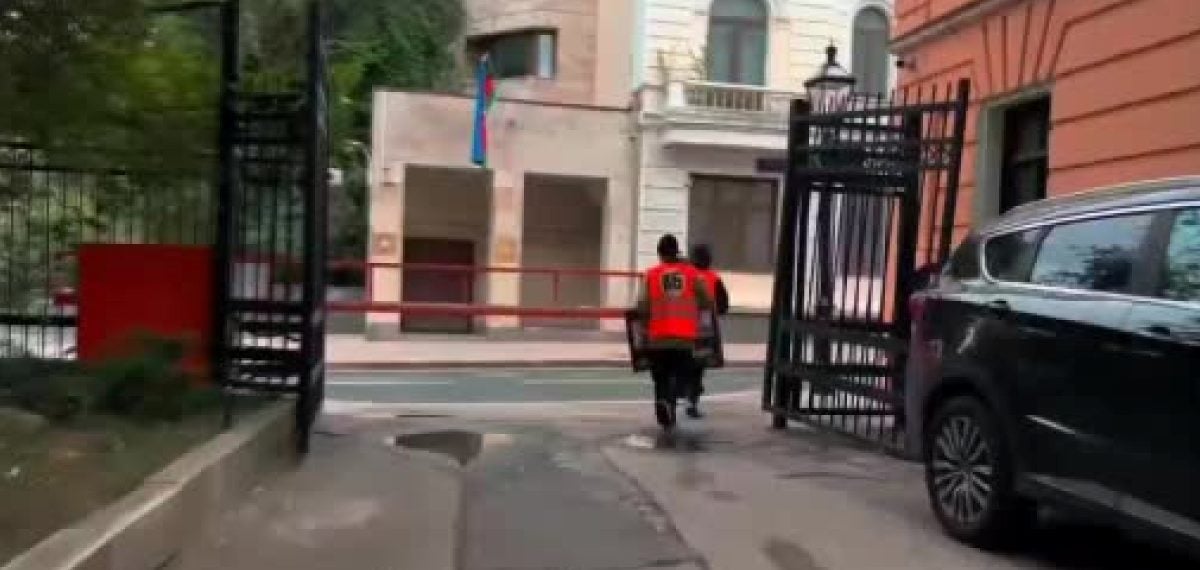 Moskova’da Azerbaycan Büyükelçiliği önüne provokatif fotoğraflar asıldı