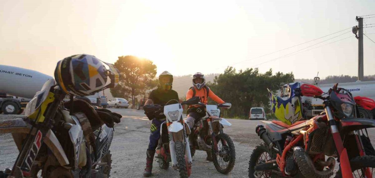 Motocross pilotları yangın söndürme ekiplerine dağlık bölgelere su taşıdı