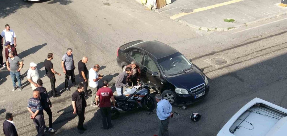 Motosiklet sürücüsü kaza yerini terk etti, araçlar çekiciyle kaldırıldı