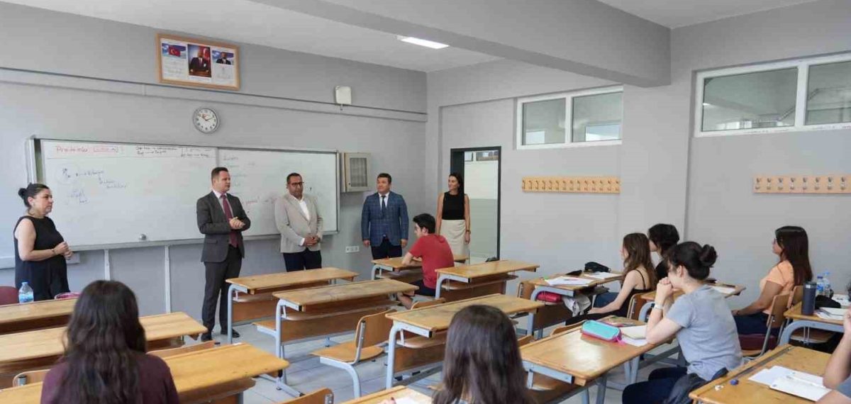 Muğla Milli Eğitim Müdürü Emre Çay, Menteşe Anadolu Lisesi’ndeki DYK ve YKS tercih hizmetlerini inceledi