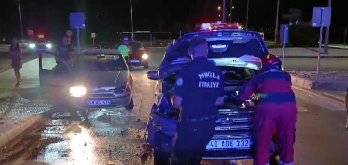Muğla’da akıllı kavşakta iki otomobil çarpıştı, sürücü kızı ve torununu görmeden hastaneye gitmedi