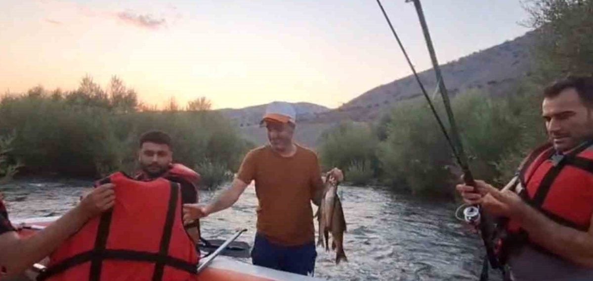 Murat Nehri’nde yükselen suya karşı ELDAK’ın rafting operasyonu ile 2 kişi kurtarıldı