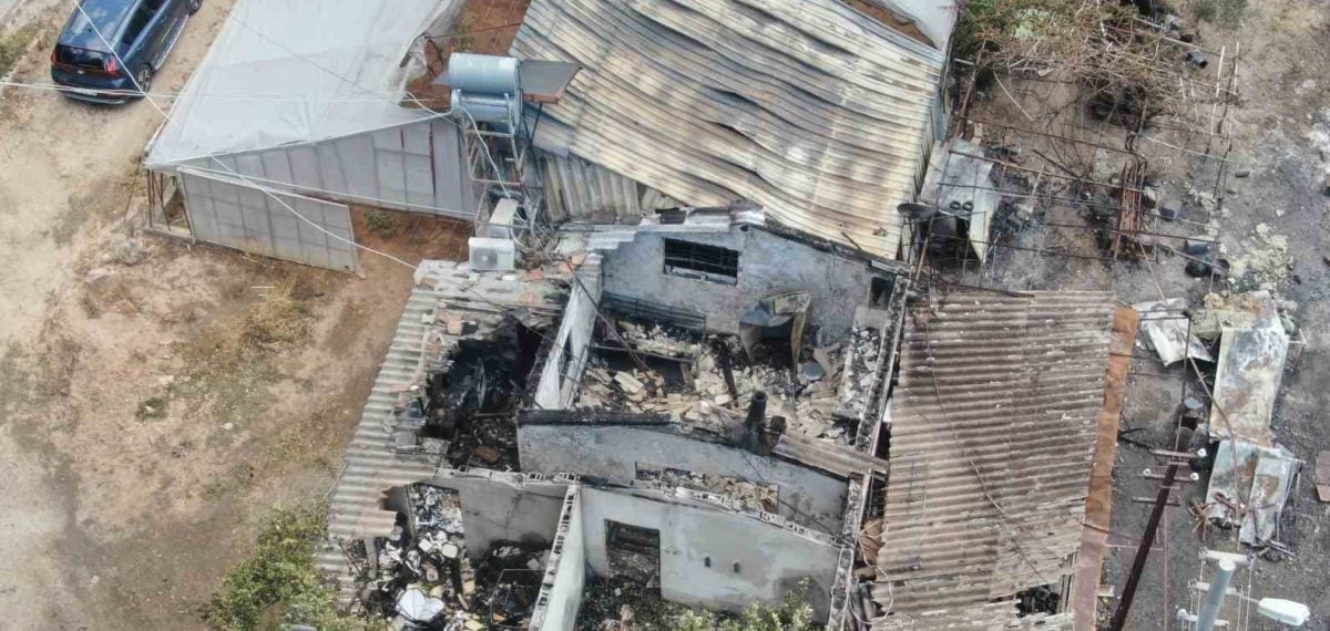 Muratpaşa’da elektrik tellerinden çıktığı belirtilen yangın bir evi kullanılamaz hale getirdi