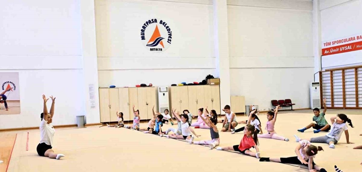 Muratpaşa’nın ücretsiz yaz spor okullarında cimnastik eğitimi sürüyor