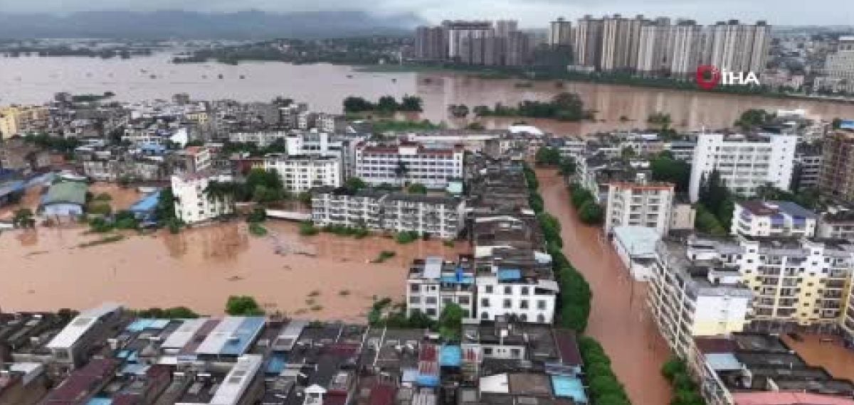 Narra Tayfunu Guangxi ve Vietnam’da sel ve toprak kaymalarına yol açtı