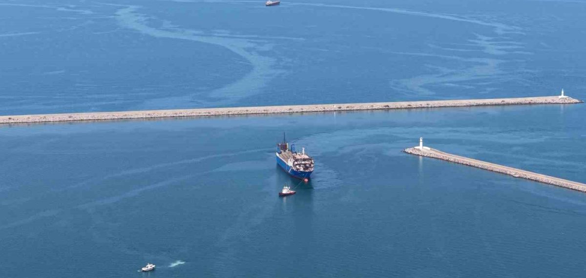 Novorossiysk açıklarında drone saldırısına uğrayan Ro‑Ro gemi Samsun’a yedeklendi
