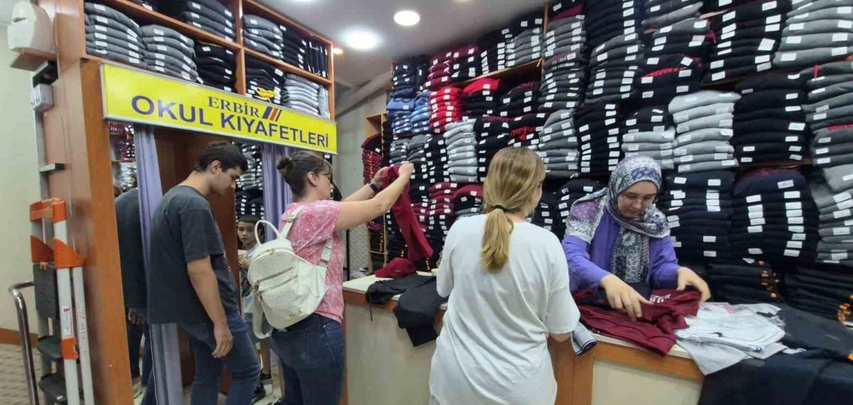 Okul kıyafetlerinde fiyat artışı ve yoğunluk uyarısı velilere başlıyor