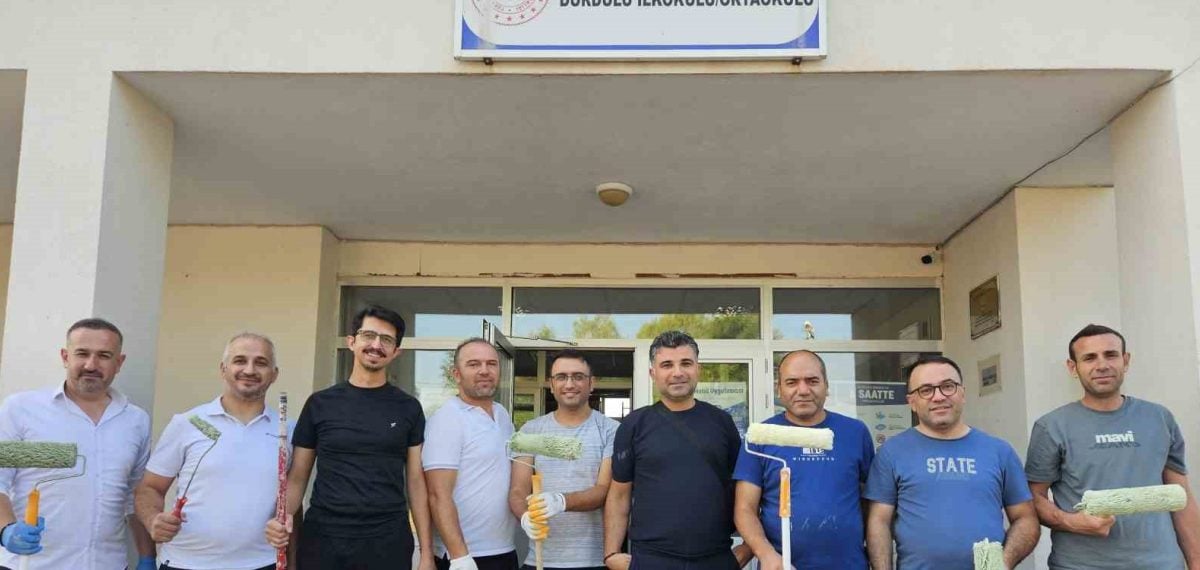 Okul müdürleri köy okulunu boyayarak yeni döneme hazırladı