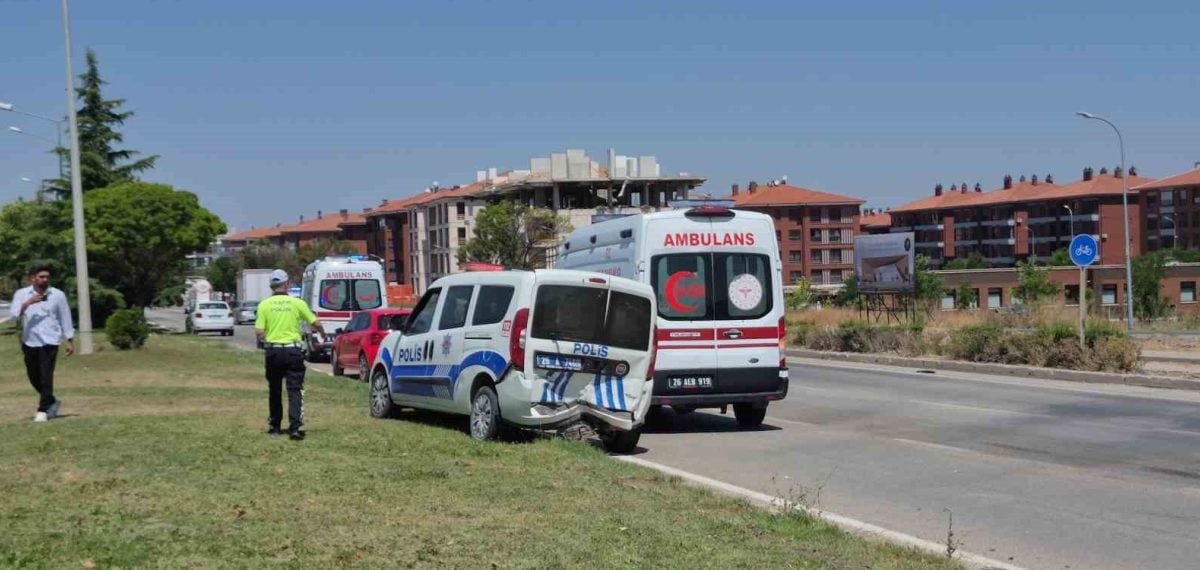 Orta refüje çıkan araç sonrası polis aracına çarpışma: 6 yaralı