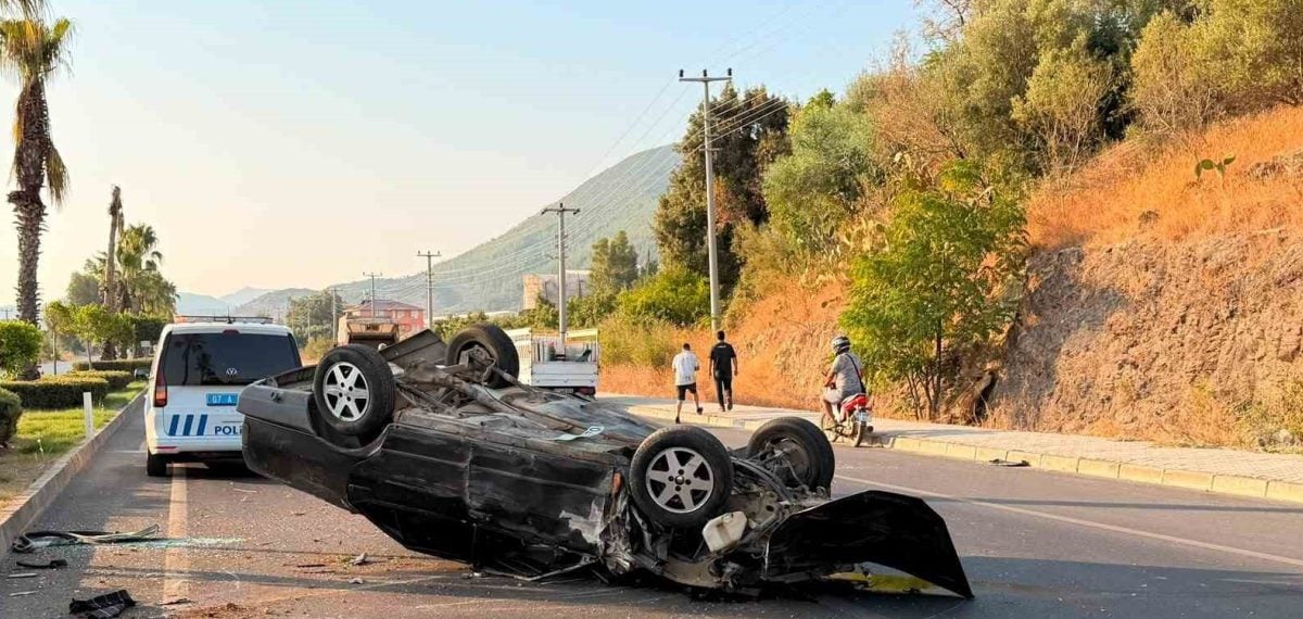 Otomobil Gazipaşa’da takla atıp palmiye ağacına çarptı, sürücü yaralandı