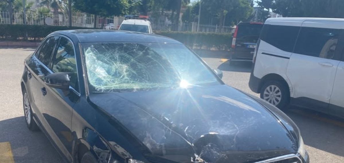 Otomobil motosiklete çarpıp yaralıların üzerinden geçti; sürücü tutuklandı
