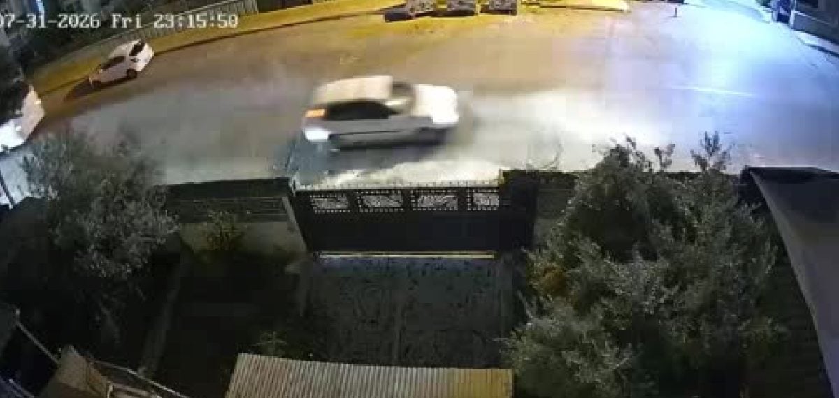 Otomobil motosiklete çarpıp yaralıların üzerinden geçti, sürücü yakalandı