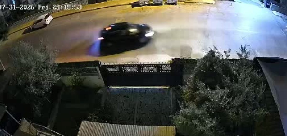 Otomobil motosikletteki aileyi eze eze kaçtı, sürücü tutuklandı